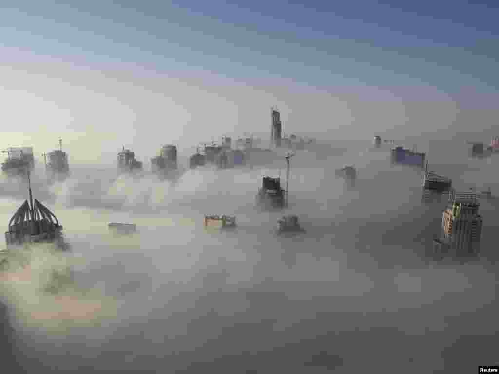 Heavy fog rolls by early in the morning near the Dubai Marina November 21, 2007. Fog across the United Arab Emirates has disrupted traffic and delayed many flights over the last few days. REUTERS/Steve Crisp