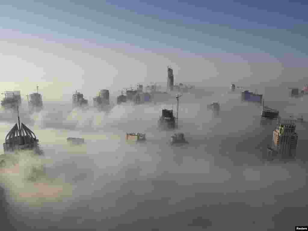 Heavy fog rolls by early in the morning near the Dubai Marina November 21, 2007. Fog across the United Arab Emirates has disrupted traffic and delayed many flights over the last few days. REUTERS/Steve Crisp 