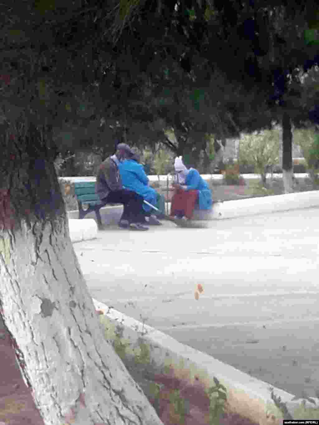 Köçe süpürijiler arakesme alýar. Olar koronawirusdan has öň, tozandan, yssy howadan we sowukdan goranmak üçin ýüzlerini ýapyp başladylar. Aşgabat. &nbsp;