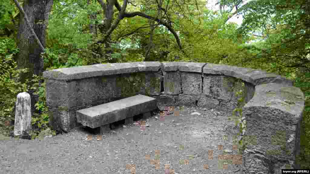 Установленные в тенистых уголках парка каменные веранды со скамьями для отдыха
