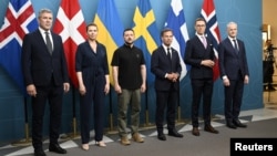 La Stockholm, pe 31 mai, președintele Ucrainei a participat la un summit cu țările nordice, care se numără printre cei mai fervenți suporteri ai țării sale invadate de ruși. (De la stânga la dreapta, liderii Islandei, Danemarcei, Ucrainei, Suediei, Finlandei și Norvegiei)