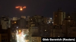 Вибухи в небі над Києвом під час російської ракетно-дронової атаки 27 грудня 2025 року