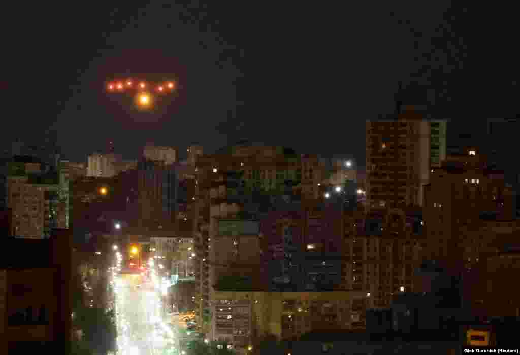 Вибухи у небі над Києвом під час російської атаки на столицю