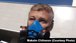 Максим Чихунов во время одиночного пикета 11 мая 2021