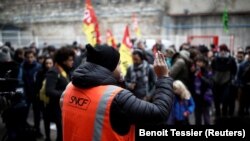 Radnici i radnice francuske željeznice SNCF na pariskoj stanici Gare du Nord prije polaska na protest povodom penzione reforme