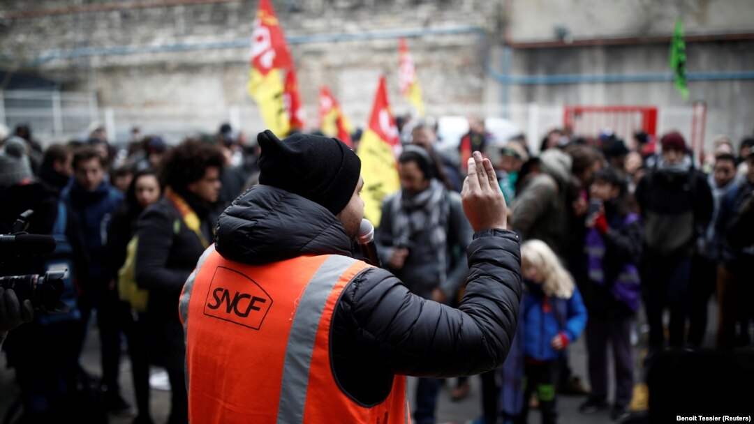 Radnici francuske željeznice SNCF na pariskoj stanici Gare du Nord prije polaska na protest zbog penzione reforme