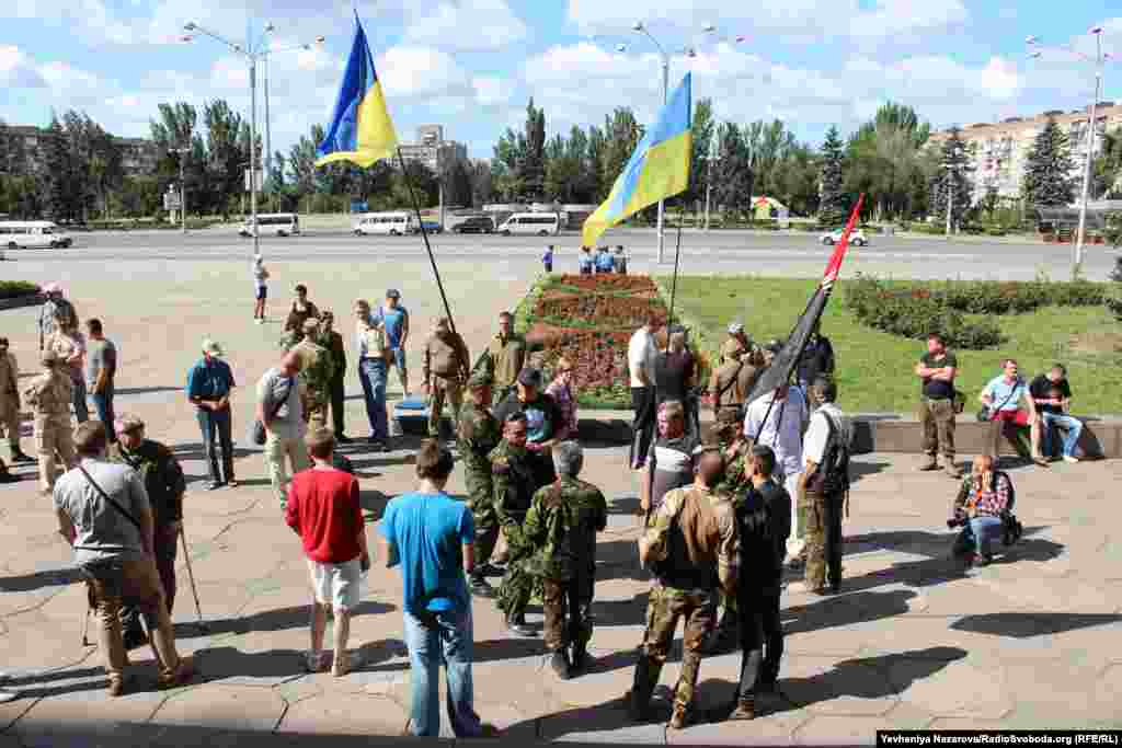 Учасники акції заявляють про її безстроковий характер. Протягом усього дня вони чергували біля облдержадміністрації. Представники &laquo;Правого сектору&raquo; кажуть, що планують ночувати під стінами адміністративної будівлі.