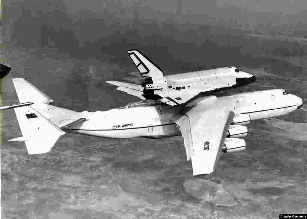 Ан-225 разработали в Советском Союзе для перевозки космического корабля «Буран» (на фото) и компонентов ракетоносителя. До распада СССР в стране построили один-единственный самолет Ан-225. Его первый полет состоялся в 1988 году. После краха Союза самолет перешел в собственность Украины и с 2001 года летает под названием «Мрія», что в переводе с украинского означает «Мечта».