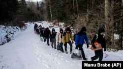 Мігранты з Эгіпту ідуць празь сьнег у Босьніі да мяжы з Харватыяй, сьнежань 2019