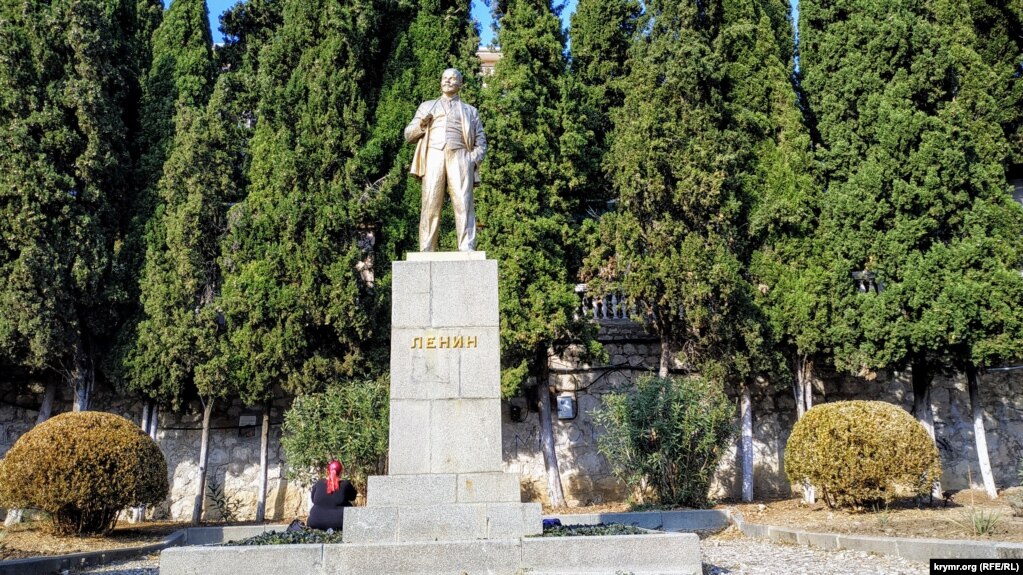 Памятник Ленину в центре города