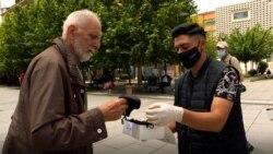 Volonter dijeli zaštitne maske u Prištini 16 juna 2020.