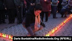 Aktiwistler "Holodomor" pidalaryny ýatlaýar. Çerkasi, 23-nji noýabr, 2013.