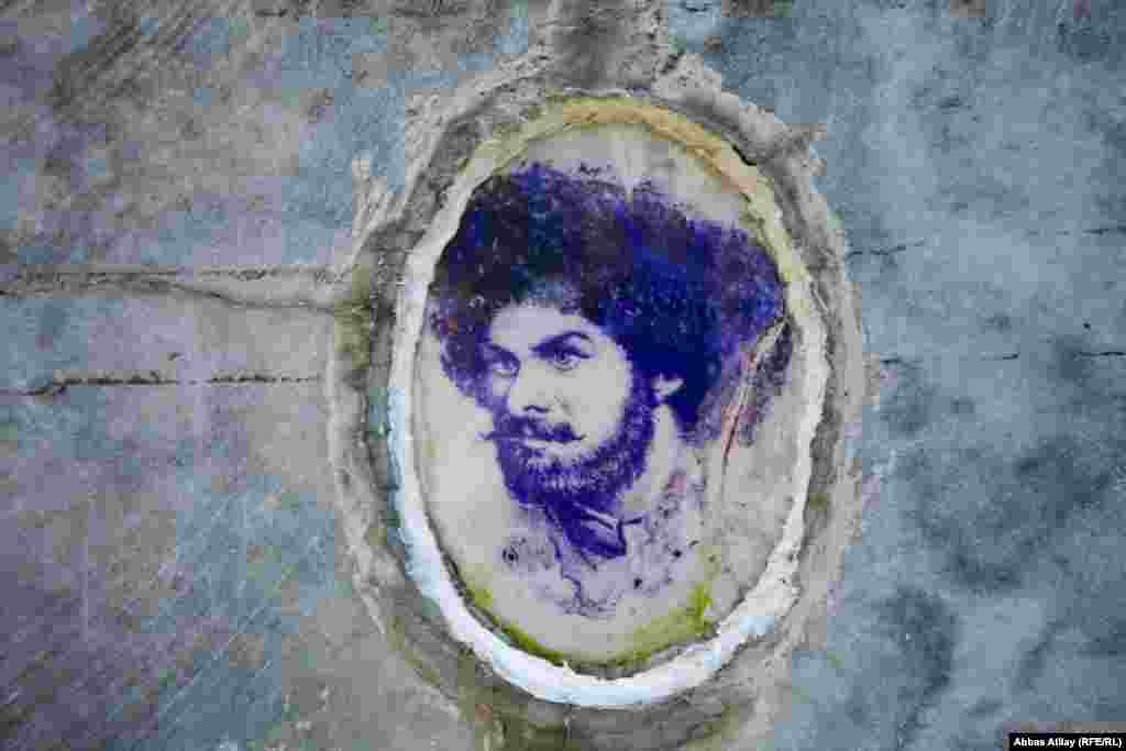 1895-ci ildə Çar kazakları ilə döyüşdə qətlə yetirilən Hacı Muradın başı kəsilərək, Tiflisə, canişin Y. Vorontsova göndərilir. Bir müddət Tiflis yanğınsöndürmə deposunda saxlanılan baş sonradan Çar I Nikolai-ın əmri ilə görkəmli rus anatomu və cərrahı N. N. Pirogova göndərilir. N. N. Pirogov tərəfindən mumiyalandıqdan sonra baş Sankt-Peterburq Hərbi-Tibb akademiyasının muzeyində nümayiş etdirilir. Hacı Muradın bədəni isə elə qətlə yetirildiyi yerdə, Qax ərazisində dəfn edilir.