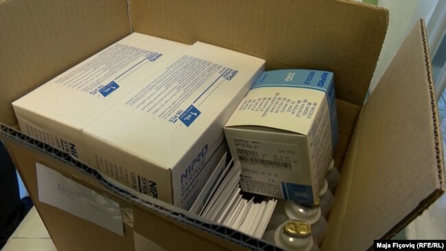 Pako me dozat e vaksinës kundër koronavirusit të prodhuar nga kompanitë Pfizer dhe BioNTech që kanë arritur në komunat veriore të Kosovës.