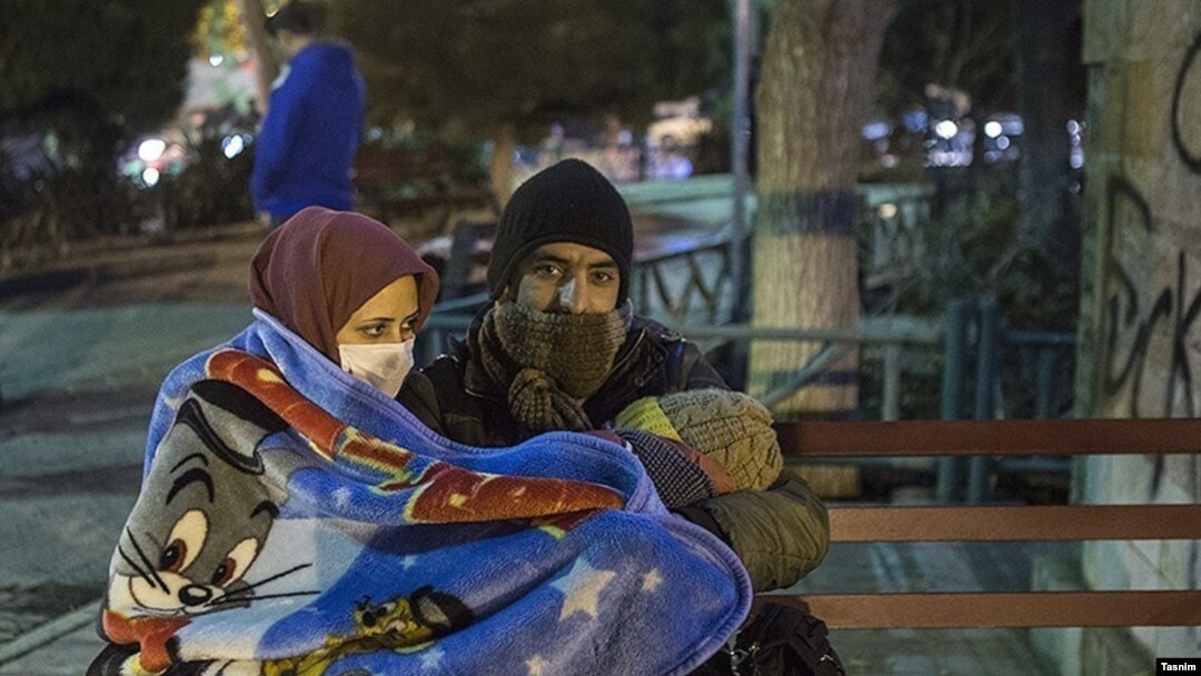 شهروندان تهرانی پس از زمین‌لرزه شب را بیرون از خانه‌ها سپری کردند