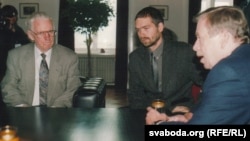 Васіль Быкаў і Вацлаў Гавэл у Празе. 2001 