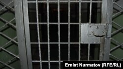 Дверь в тюрьме в городе Ош. 4 января 2012 года. 