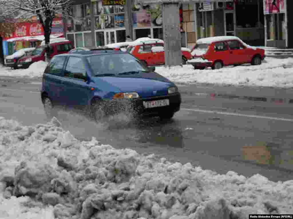 Битола затрупана со снег.