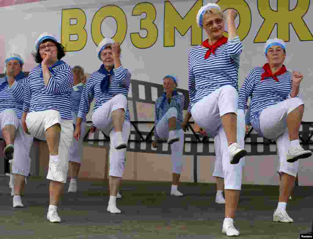 Participants compete during Russia&#39;s Festival of Possibilities, an annual sports, fitness, and dancing event for people aged over 55, in the Siberian city of Krasnoyarsk. (Reuters/Ilya Naymushin)