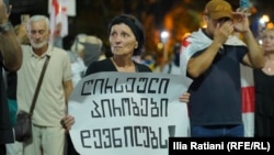 „კომპენსაციის ოდენობა იქნება 10 000 ლარი დევნილი ოჯახის თითოეულ წევრზე“, - თქვა კობახიძემ.