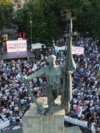 Një grua valëvit flamurin e Serbisë gjatë protestës antiqeveritare në Kralevë më 28 qershor 2026.