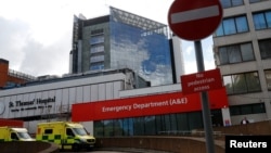 "ნალოქსონი" დიდ ბრიტანეთში მხოლოდ რეცეპტით გაიცემა, თუმცა ბოლოდროინდელი საკანონმდებლო ცვლილებებით, გაფართოვდა იმ ორგანიზაციებისა და პროფესიონალთა წრე, ვისაც შეუძლია მისი რეცეპტის გარეშე გაცემა.