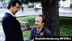 Михайло Горинь і В’ячеслав Чорновіл слухають Радіо Свобода у 1989 році. (Світлина Миколи Муратова)