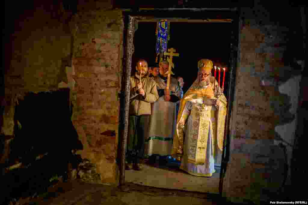 Священик править Великодню службу в зруйнованому артилерією храмі в Петровському районі Донецька