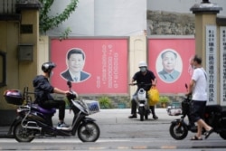 Портреты и изречения Си Цзиньпина и Мао Цзедуна. Пекин, 31 августа 2022 года