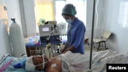 Медицинская сестра в палате городской больницы рядом с раненным во время Жанаозенских событий. 19 декабря 2011 года.