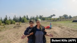 აიბენიზ ხასანოვა, 29 წლის ჯარისკაცის დედა, შვილის საფლავზე, ქალაქ აღდამის მახლობლად