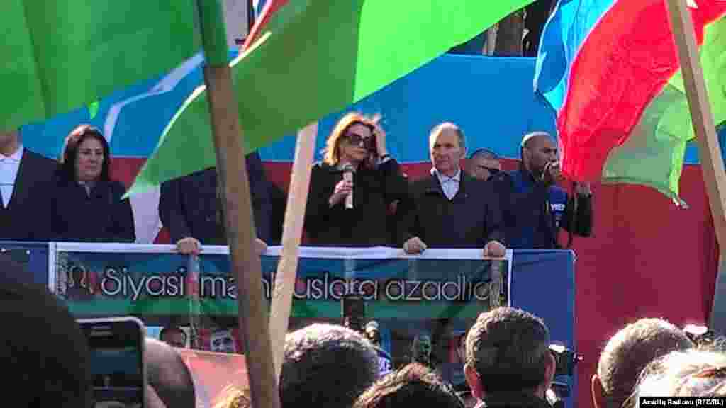 Mitinqdə Gültəkin Hacıyeva çıxış edir