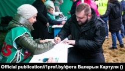 Рыгор Азаронак у лістападзе 2024 году падпісваецца за вылучэньне на прэзыдэнцкіх выбарах Аляксандра Лукашэнкі.