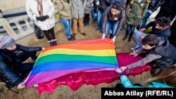 Azərbaycanlı LGBT fəalı İsa Şahmarlının qəbri üzərində