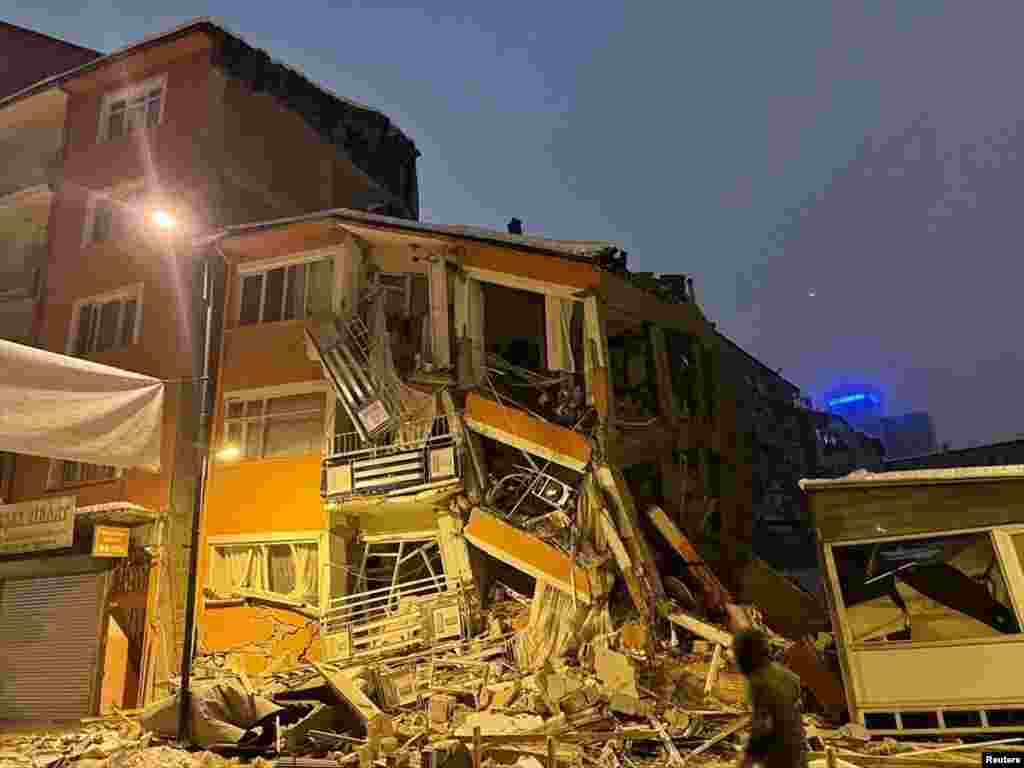 ساختمان تخریب شده در شهر مالاتا در ترکیه