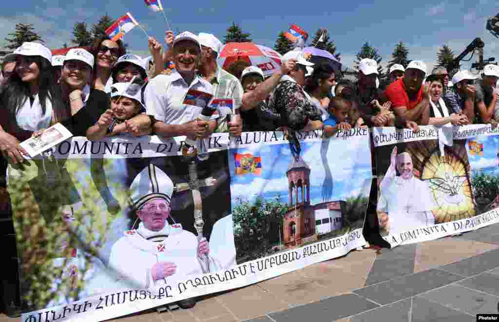 Armenia - Armenian Catholics attend a mass celebrated by Pope Francis in Gyumri's Vardadants Square, 25Jun2016.