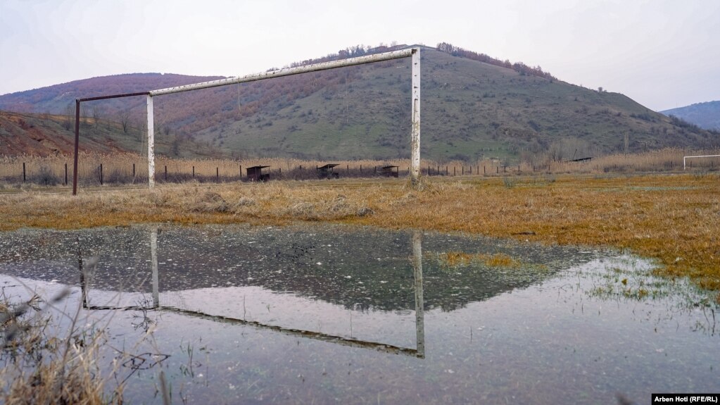 Porta pa rrjetë reflekton në ujin mbrapa saj në stadiumin ndihmës të stadiumit të Kishnicës.
