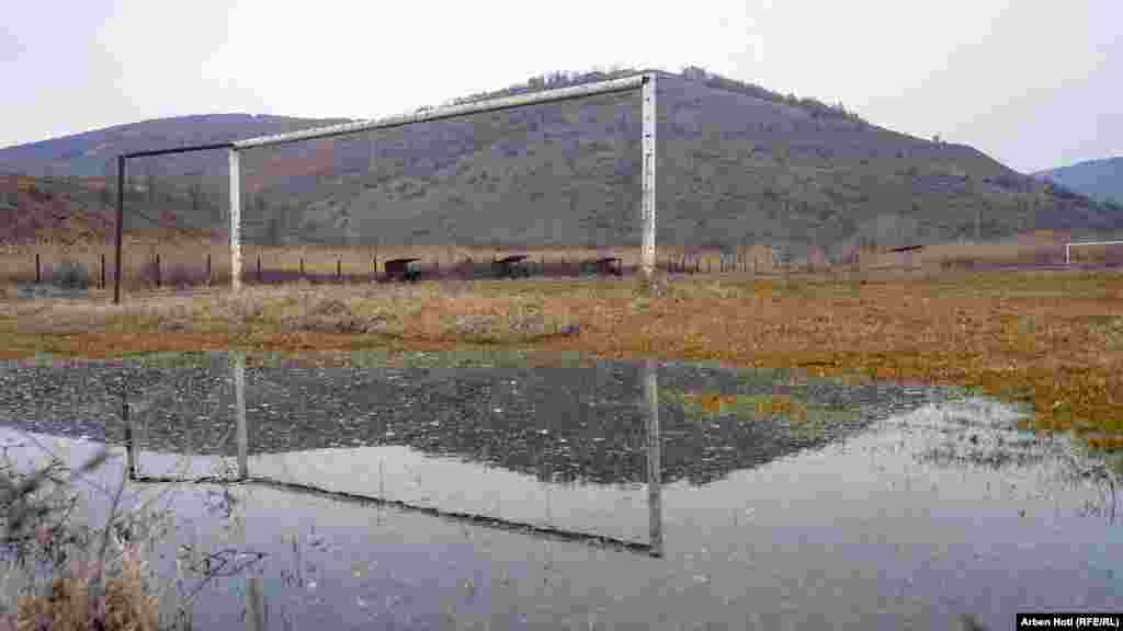 Porta pa rrjetë reflekton në ujin mbrapa saj në stadiumin ndihmës të stadiumit të Kishnicës.