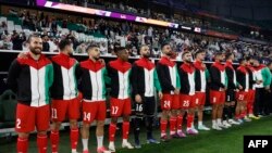 Fobaliștii reprezentativei Palestinei, aliniați înaintea meciului cu Iranul pe Education City Stadium din Al-Rayyan, lângă Doha, la 14 ianuarie, 2024. (Foto: KARIM JAAFAR / AFP)