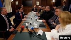 ABŞ dövlət katibi Marko Rubio, ABŞ prezidenti Donald Trampın xüsusi elçisi Stiv Uitkoff və kürəkəni Cared Kuşner Florida ştatının Hallandeyl-Biç şəhərində Ukrayna nümayəndə heyəti ilə görüşürlər. 30 noyabr 2025
