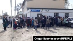 Төтенше жағдай кезінде берілетін 42 500 теңге көлемінде әлеуметтік көмек алу үшін құжат жасатуға келген тұрғындар. Қызылорда қаласы, 6 сәуір 2020 жыл. 
