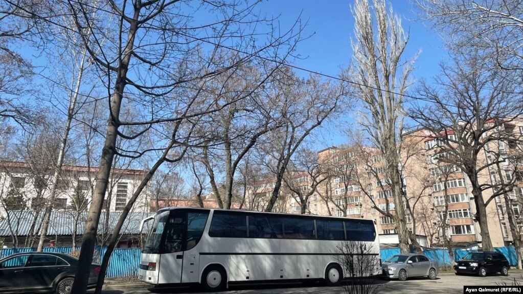 Тұрғын үйлер арасында терезелері қараңғы ірі автобустар да тұрды. Алматы, 27 наурыз 2021 жыл.