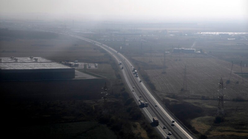 Carambol pe A1 în care au fost implicate 3 TIR-uri şi cinci autoturisme. Un copil a murit. Patru persoane au fost rănite