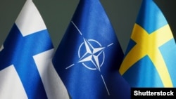 НАТО уюмунун жана Финляндия менен Швециянын желектери.