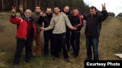 Андрей Щекун (крайний справа) и Анатолий Ковальский (крайний слева) и другие проукраинские активисты, освобожденные из российского плена, Крым, 21 марта 2014 года