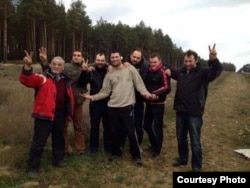 Архівне фото: звільнені в Криму активісти, 21 березня 2014 року. Олексій Гриценко – третій праворуч