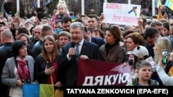 Президент Петр Порошенко со своими сторонниками, пришедшими на Банковую для выражения благодарности за сделанное им для Украины. Киев, 22 апреля 2019 года