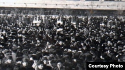 Демонстрация казахской молодежи на площади Брежнева, ныне площадь Республики