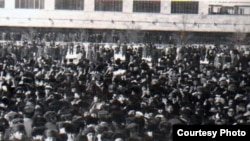 1986 жылғы желтоқсанда Алматыдағы Брежнев (қазіргі Республика) алаңына жиналған адамдар