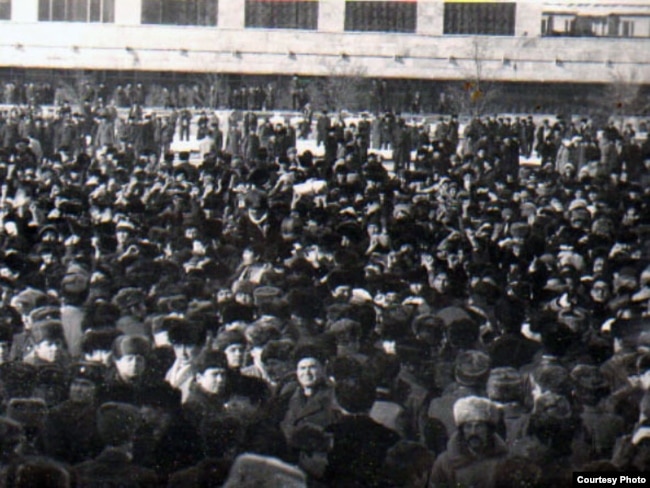 Демонстрация казахской молодежи на площади Брежнева, ныне площадь Республики. Алматы, декабрь 1986 года. Фотокопия из Центрального государственного архива Алматы